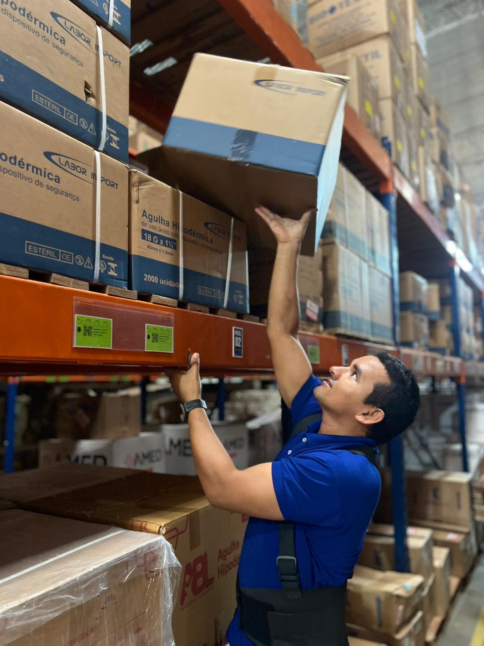 Separação de materiais no estoque da Comercial Valfarma